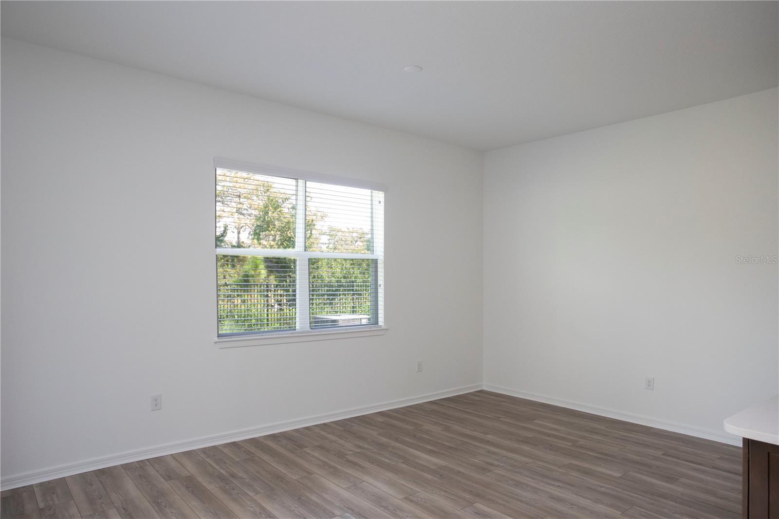 LARGE EAT IN DINING SPACE FOR ENTERTAINING