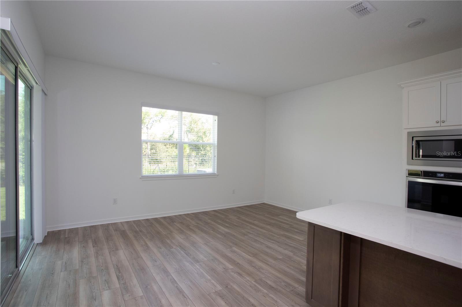 LARGE EAT IN DINING SPACE FOR ENTERTAINING