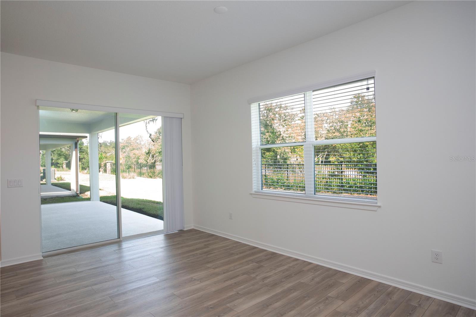 LARGE EAT IN DINING SPACE FOR ENTERTAINING