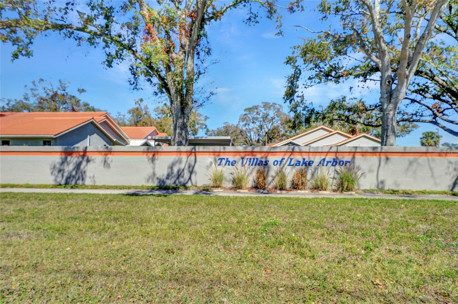 The Villas of Lake Arbor Sign & Wall