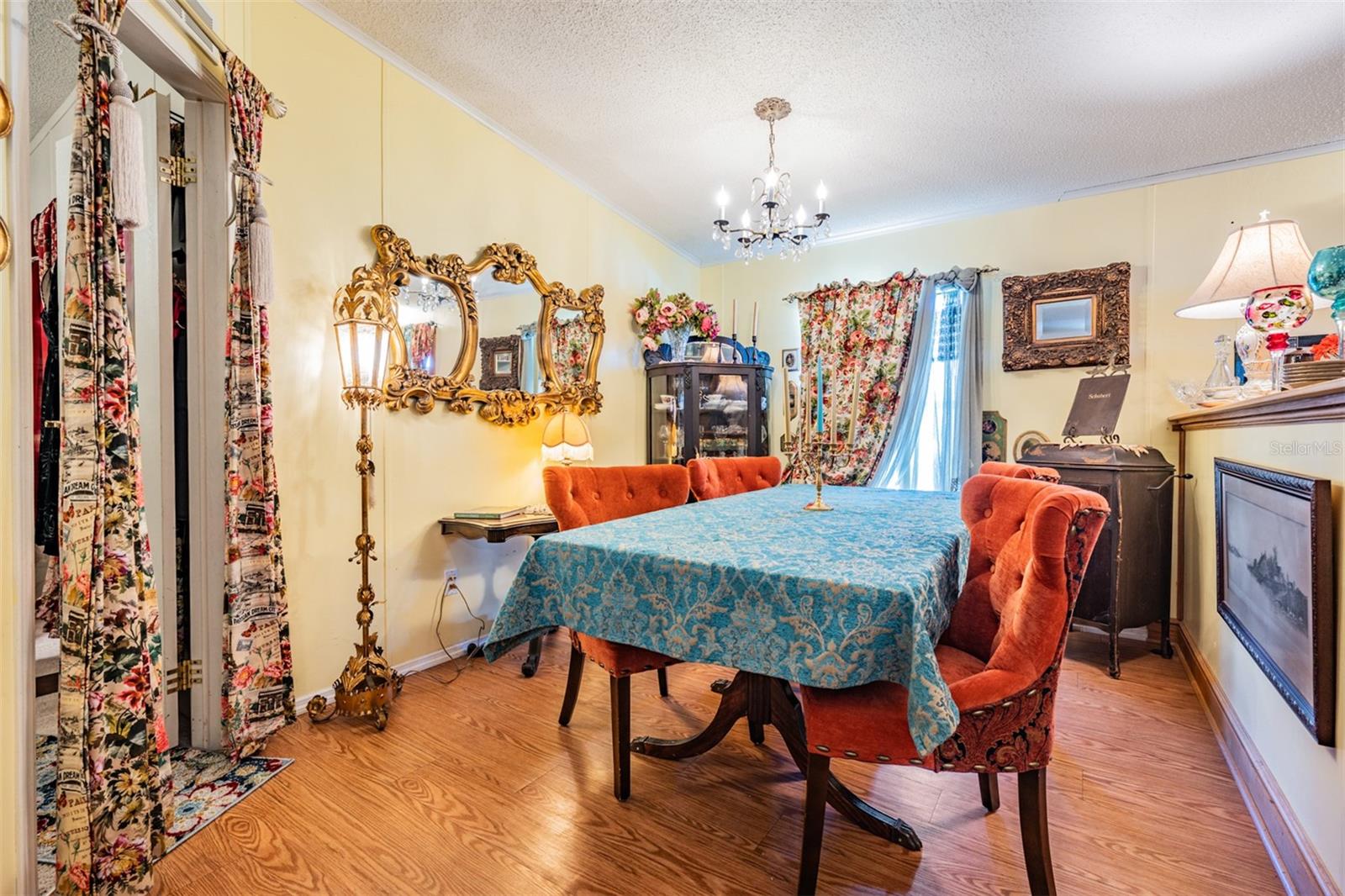 Laminate floors in the dining room