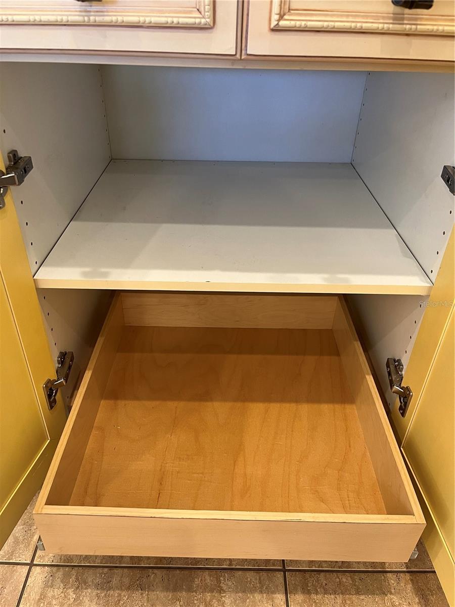 Sliding shelves in kitchen