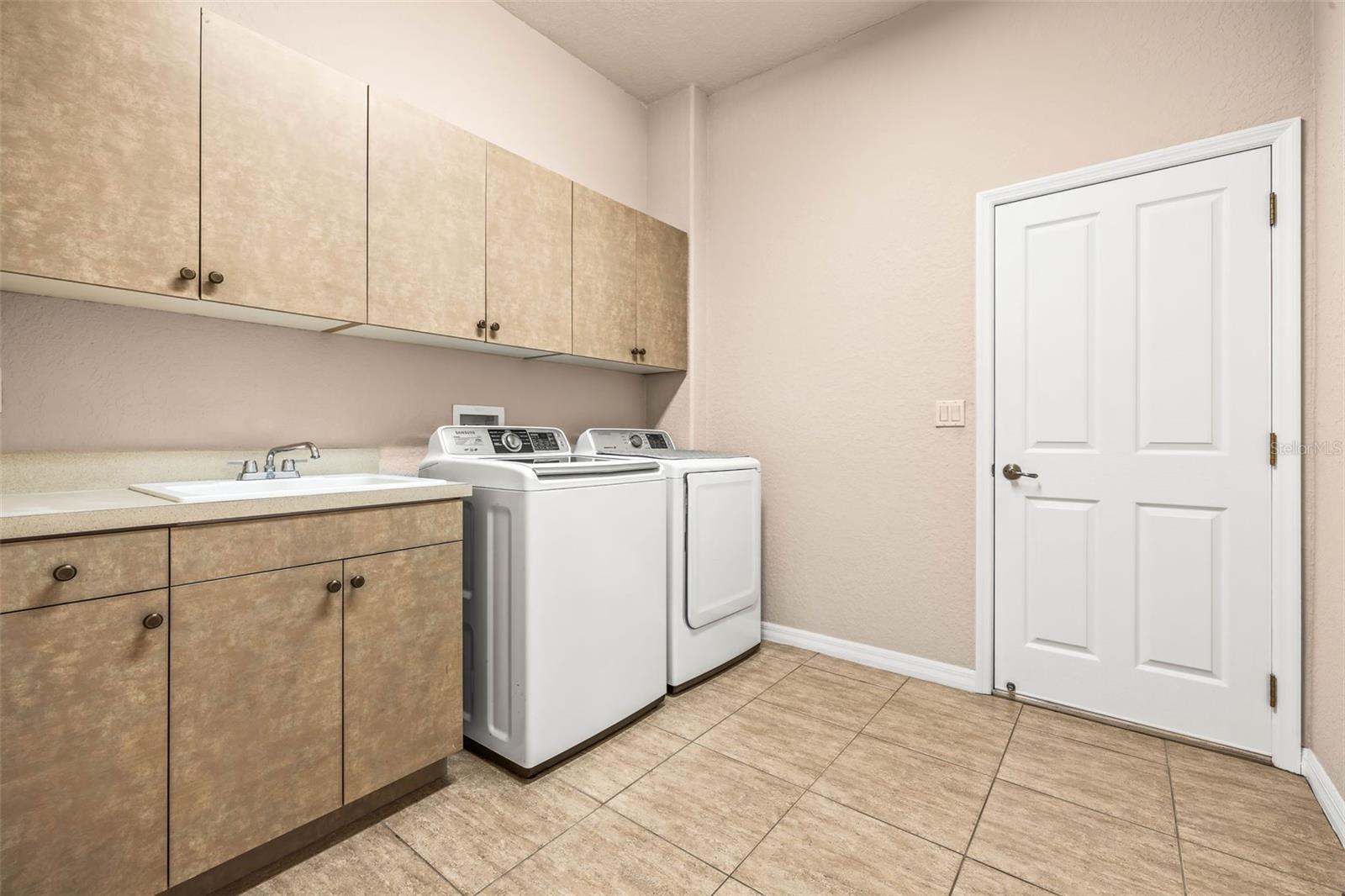 Large laundry room with tub