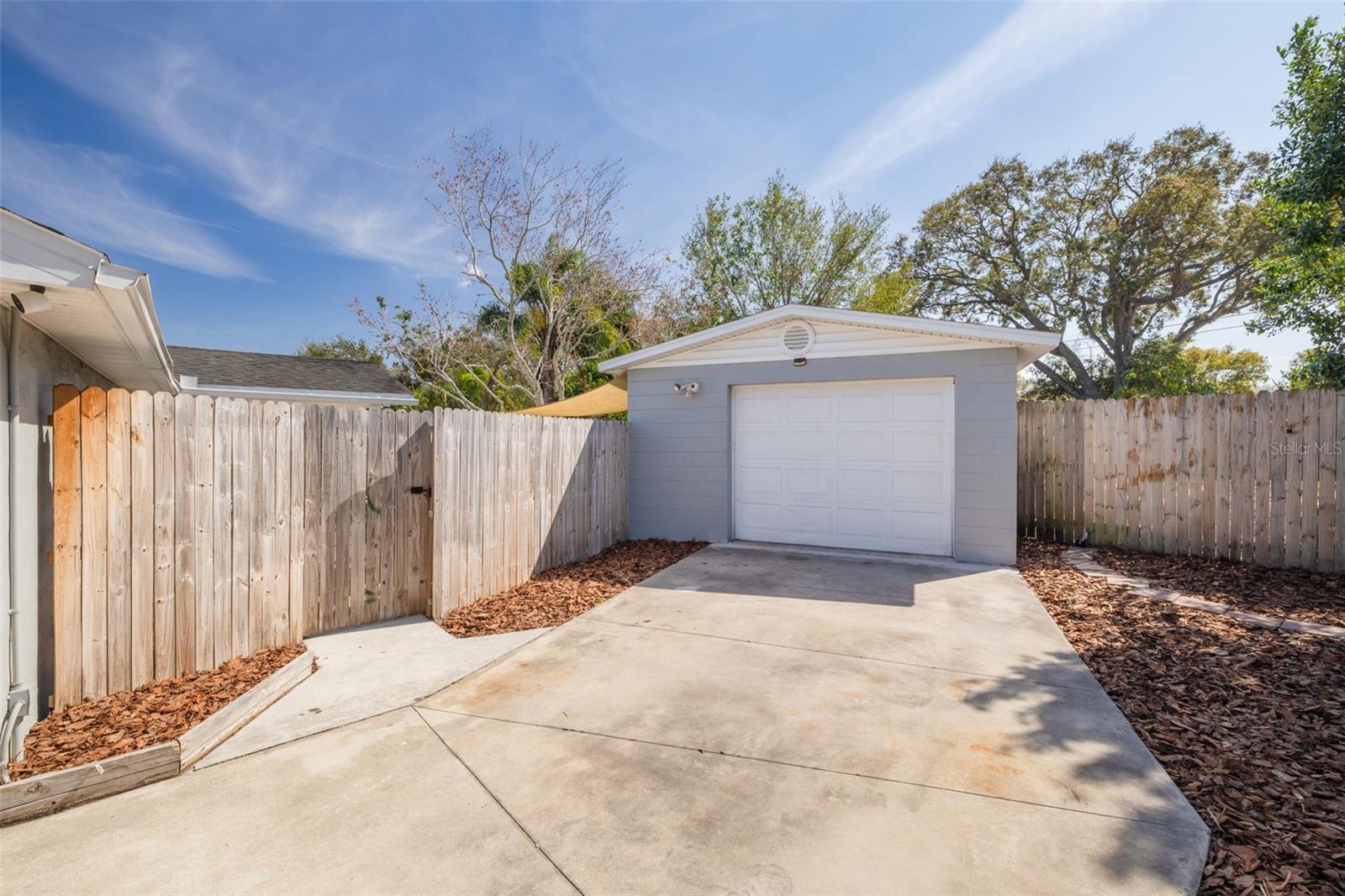 Detached 1 car garage