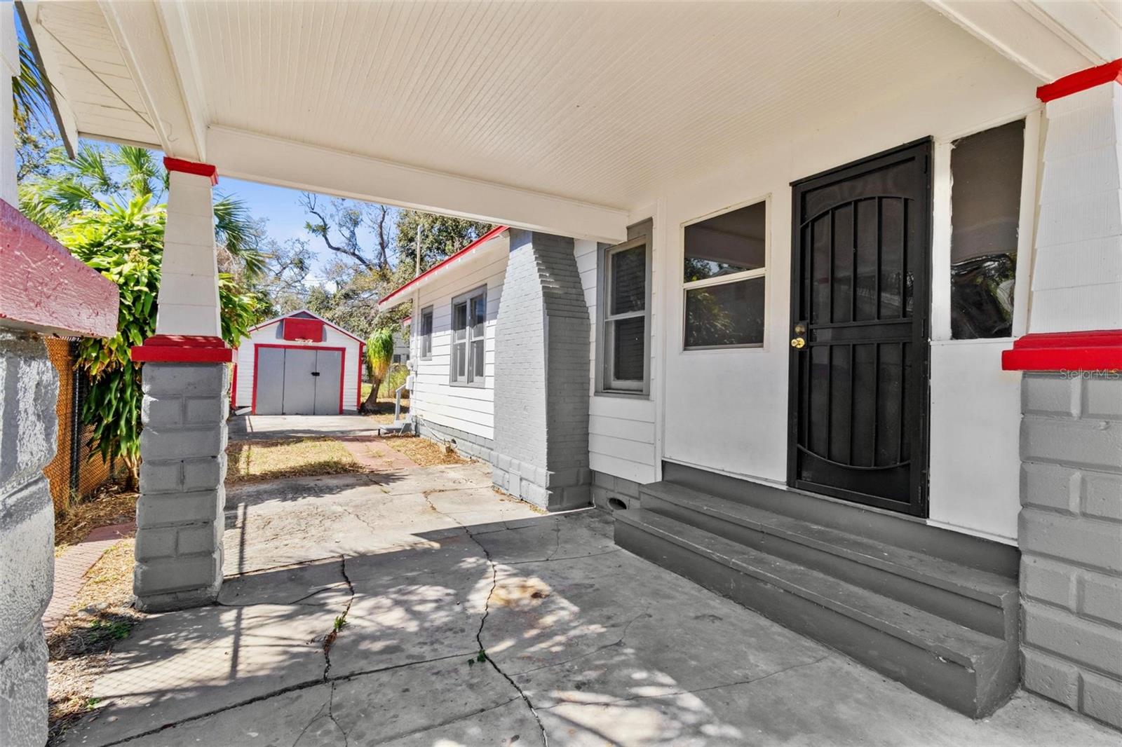 carport with side entry