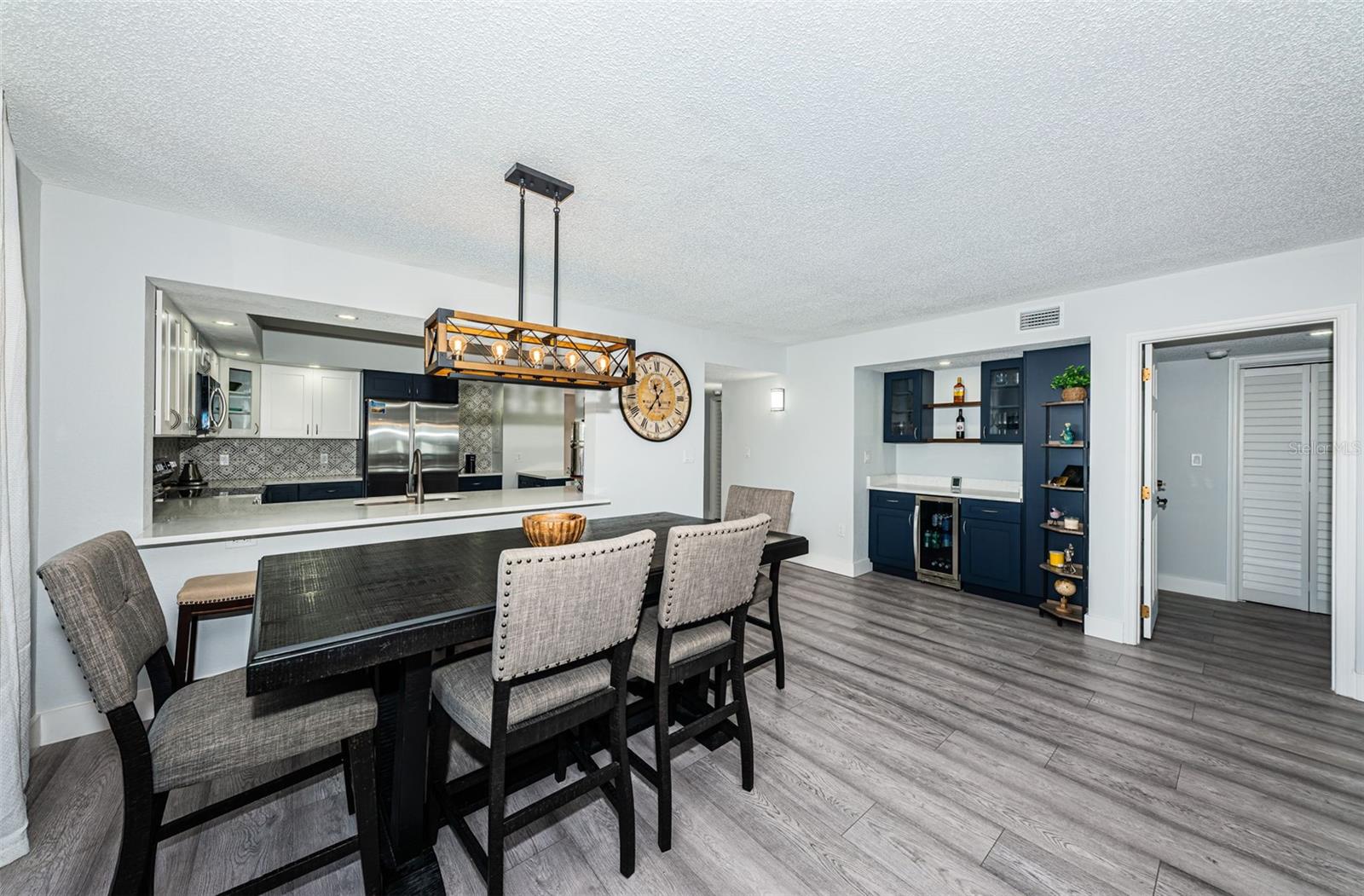 Dining area with dry bar