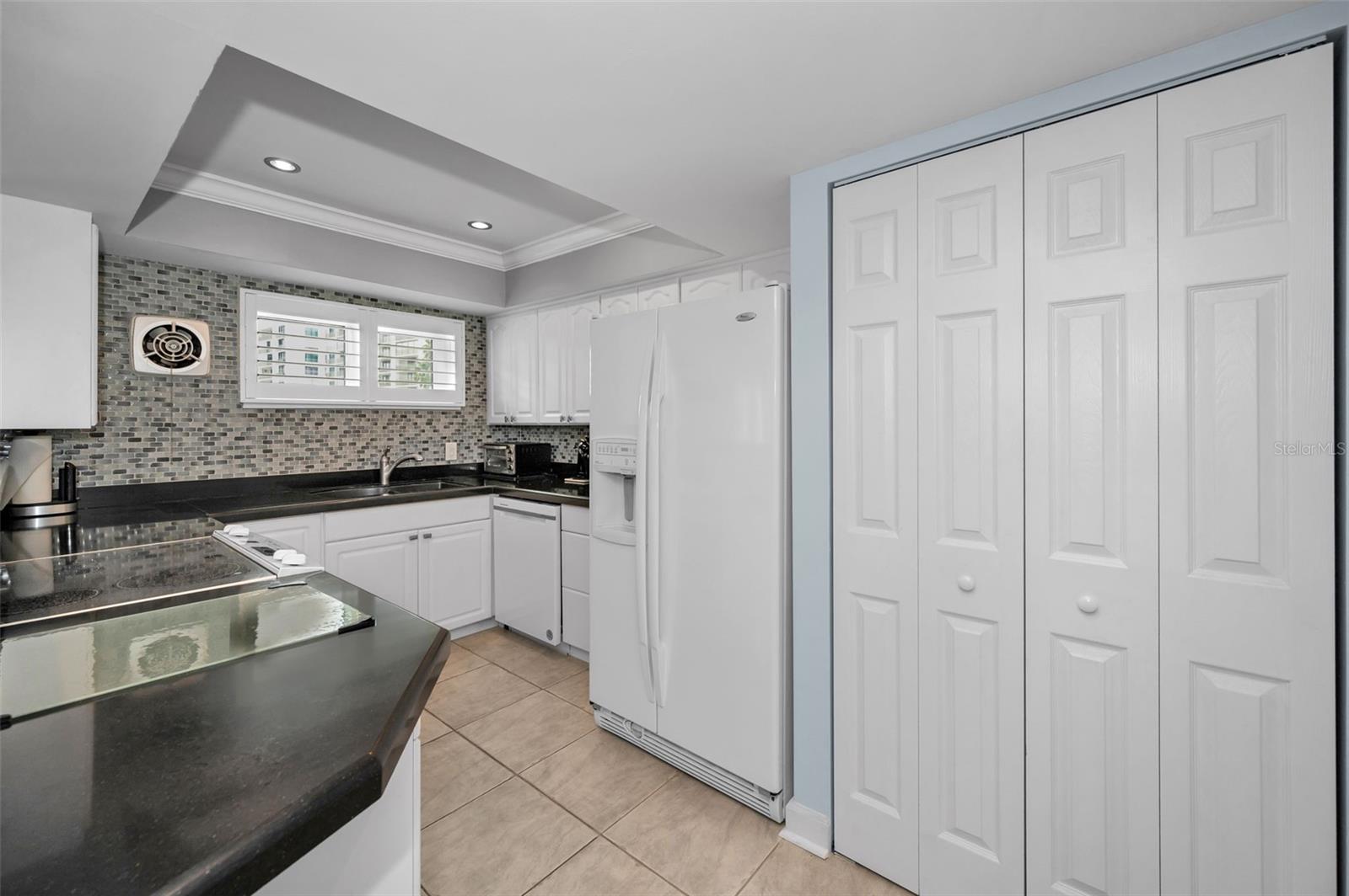 Contemporary Kitchen with plenty of counter and cabinet space