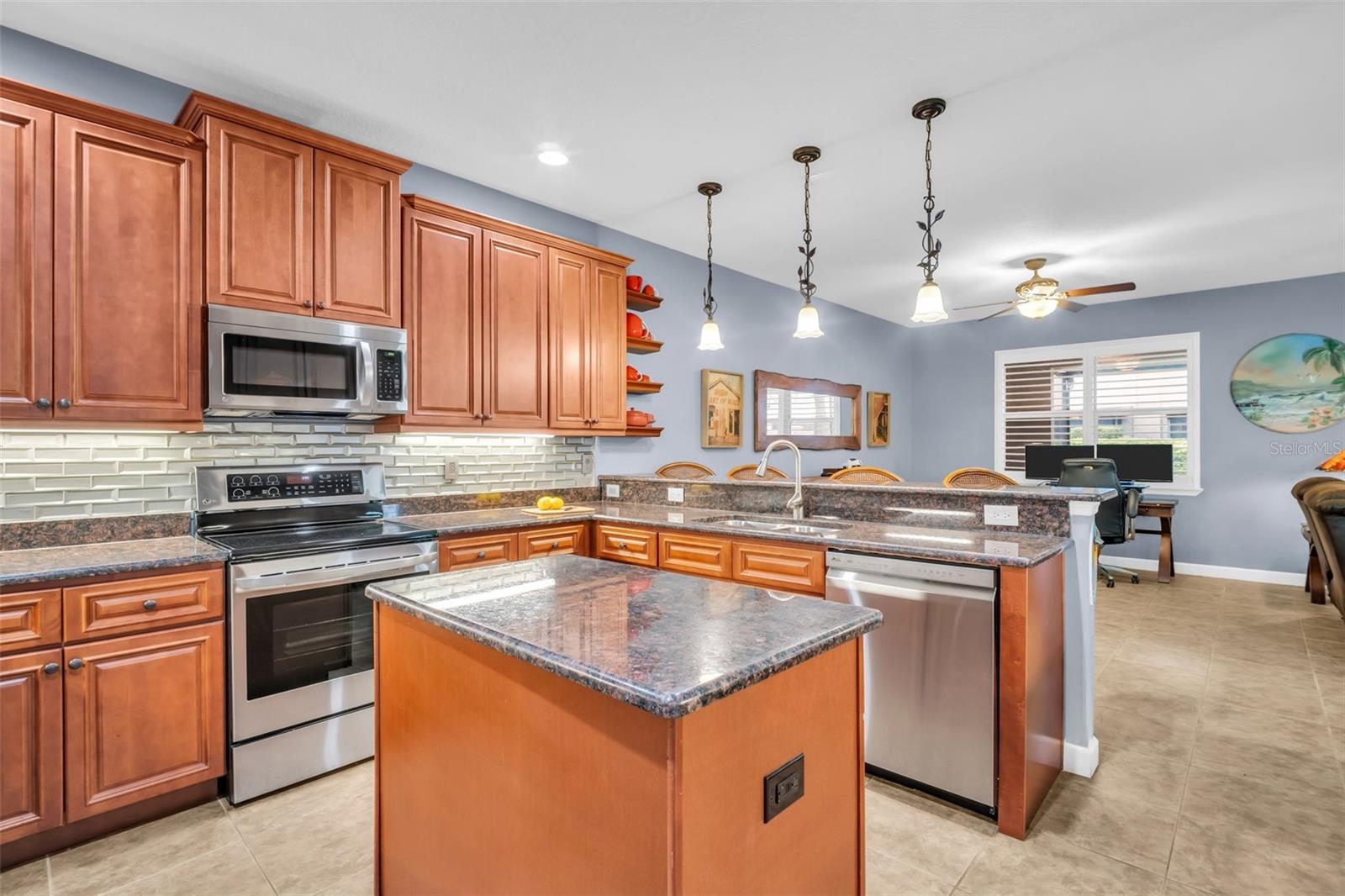 Both a kitchen island & a breakfast bar for ample counter space~