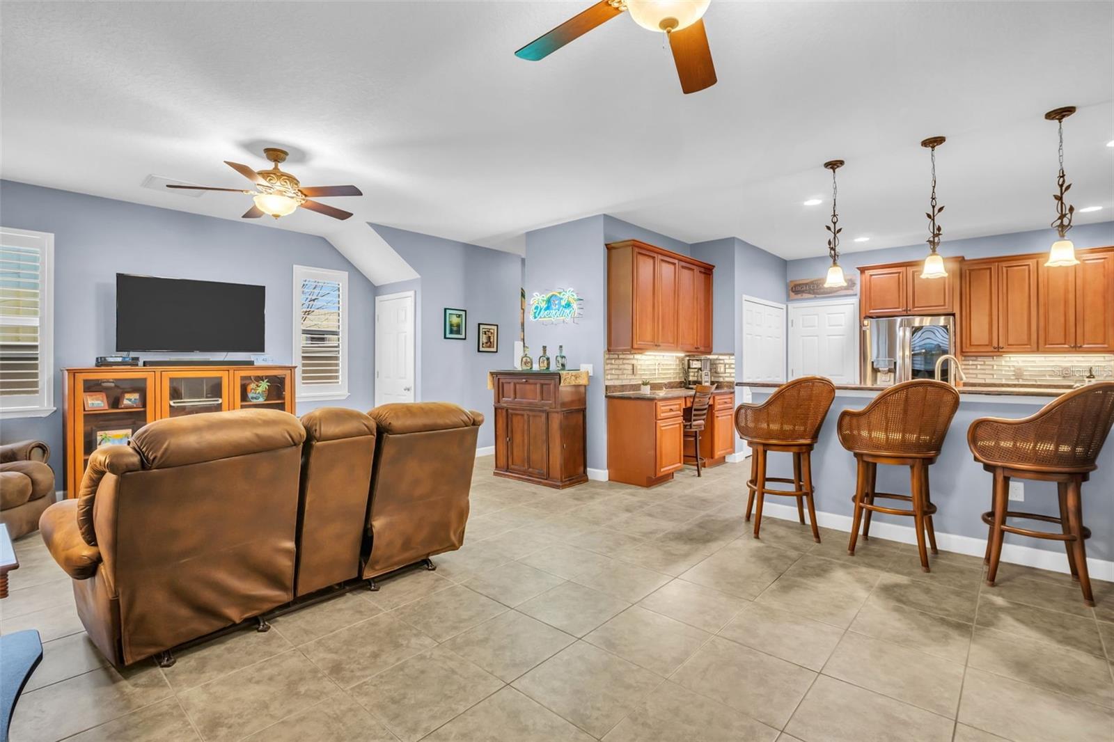 Open kitchen to main living/dining room combo for the perfect flow~