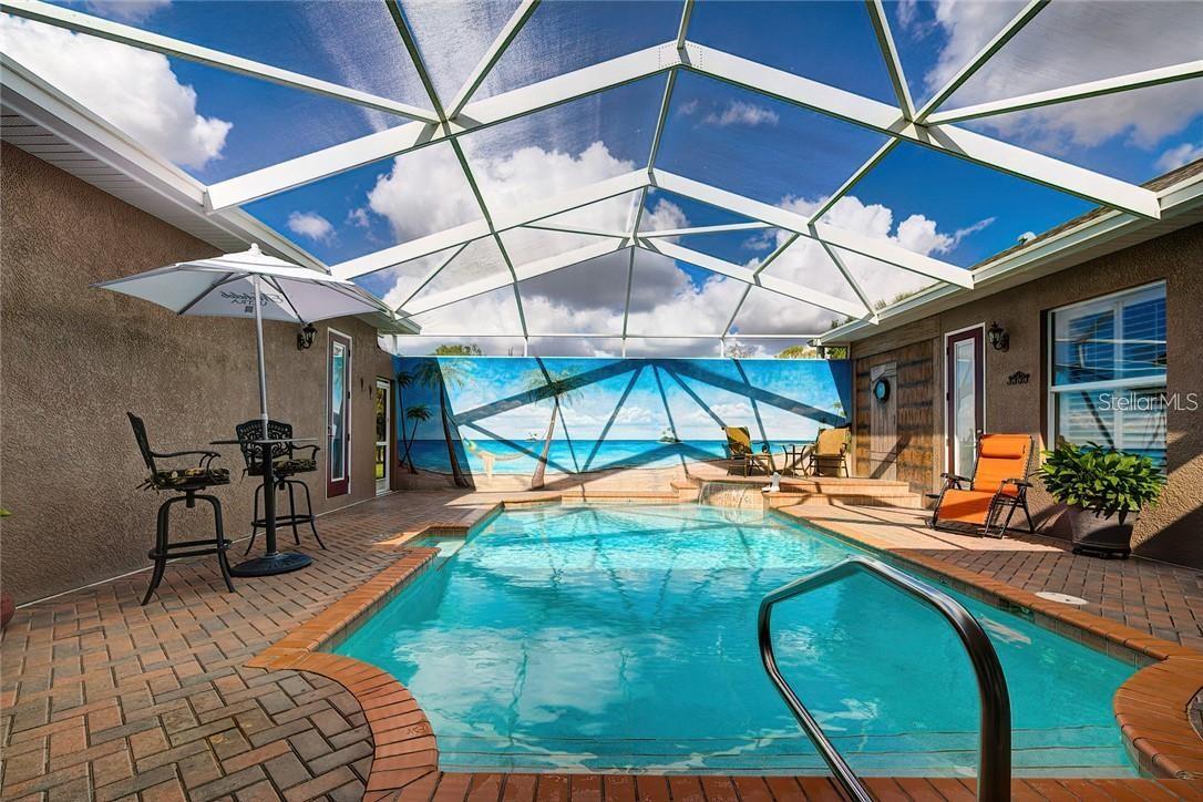 Gorgeous Courtyard lanai with pavers and outdoor kitchen