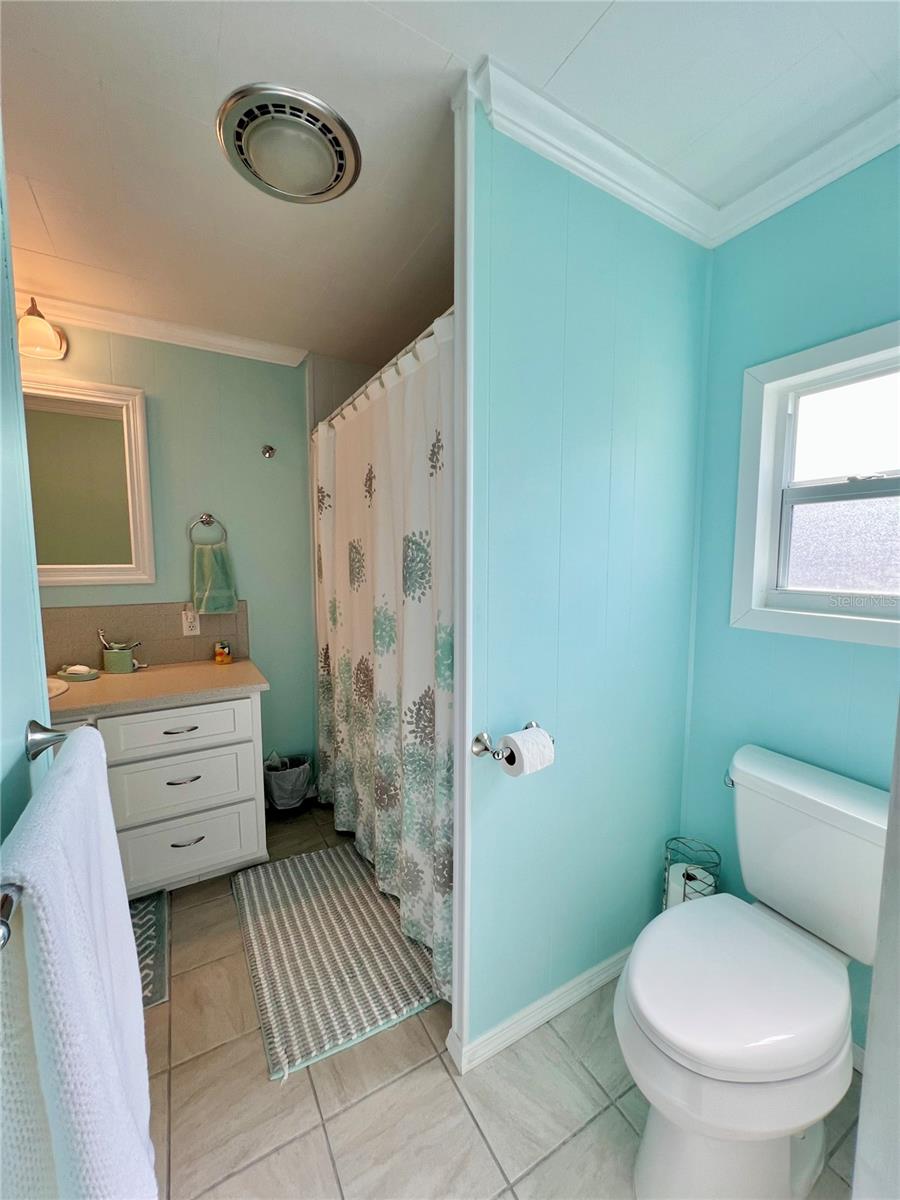 Primary bathroom w/tub