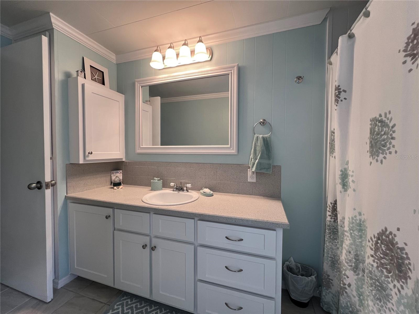 Primary bathroom w/tub