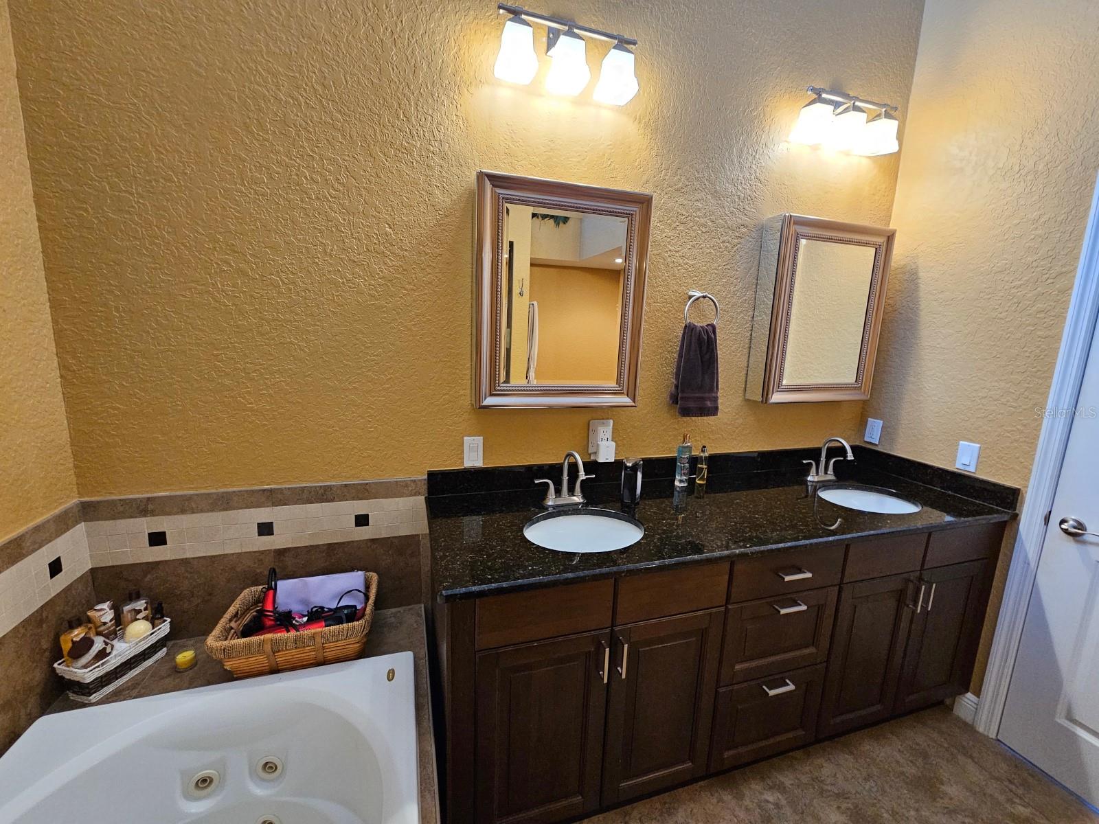 Dual sinks with granite counter top