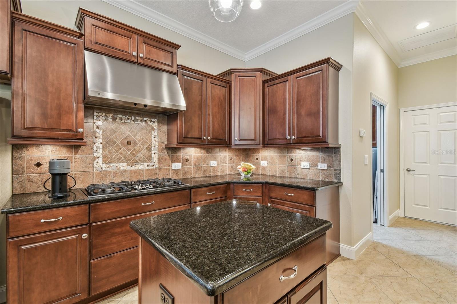 Kitchen w/gas cooktop