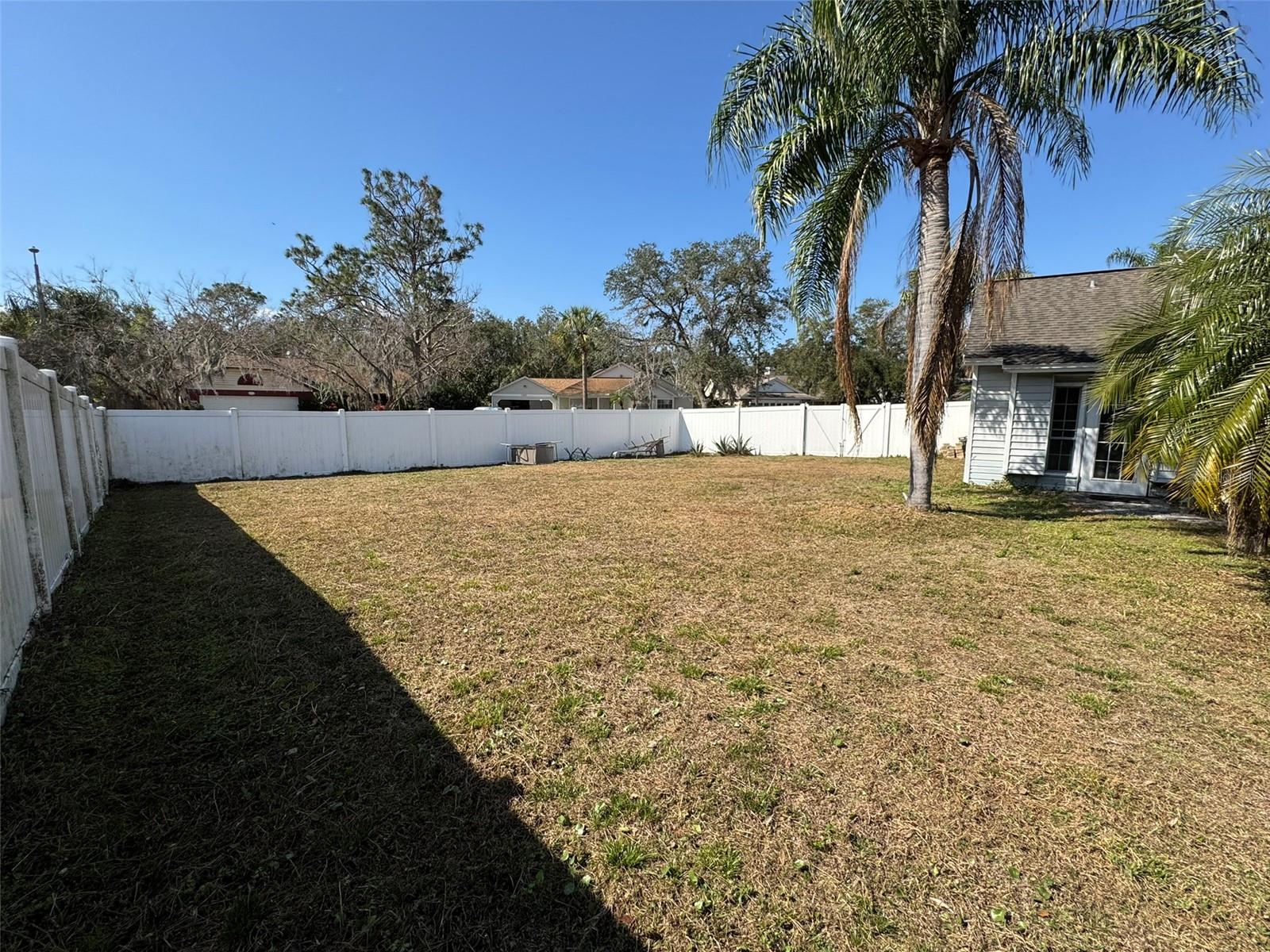 HUGE side yard, access via double gate - come store all your toys!