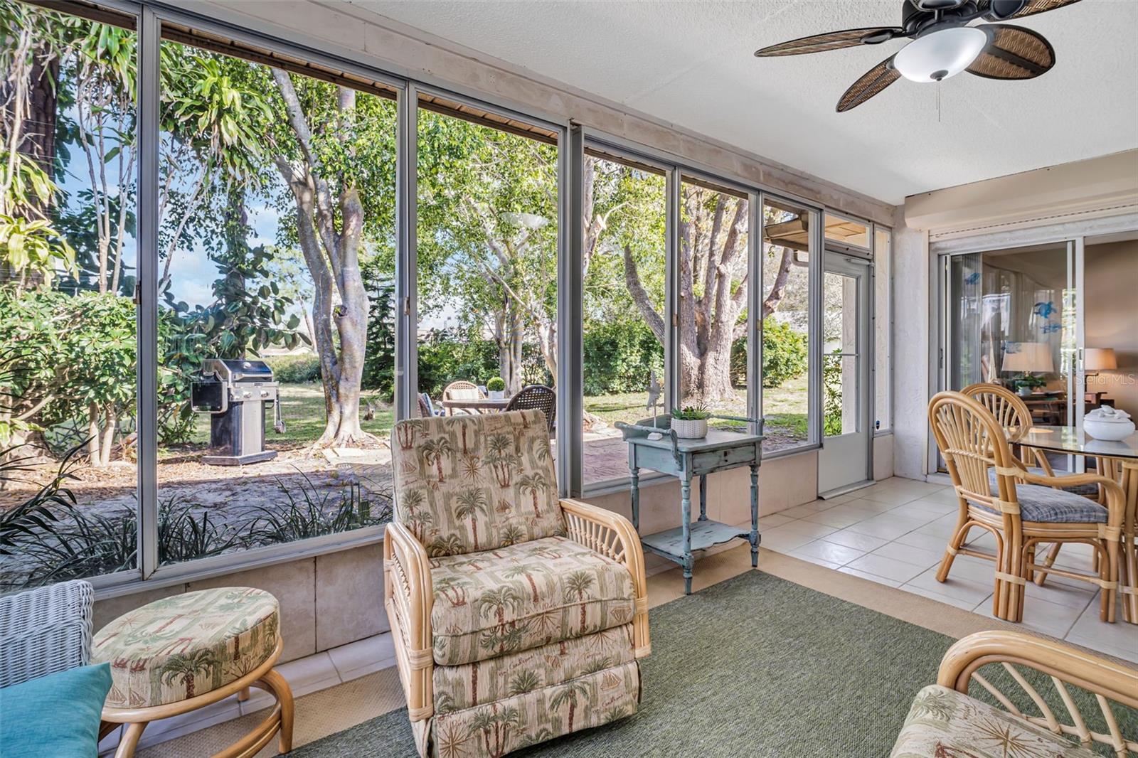 Spacious enclosed lanai!  Breakfast, lunch or dinner with a view~