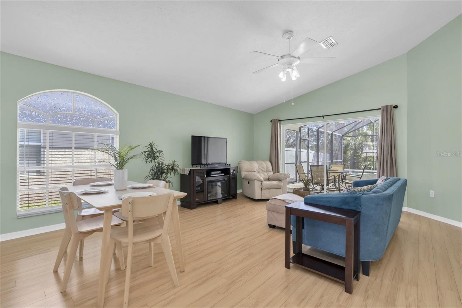 Living Rm/Dining Combo