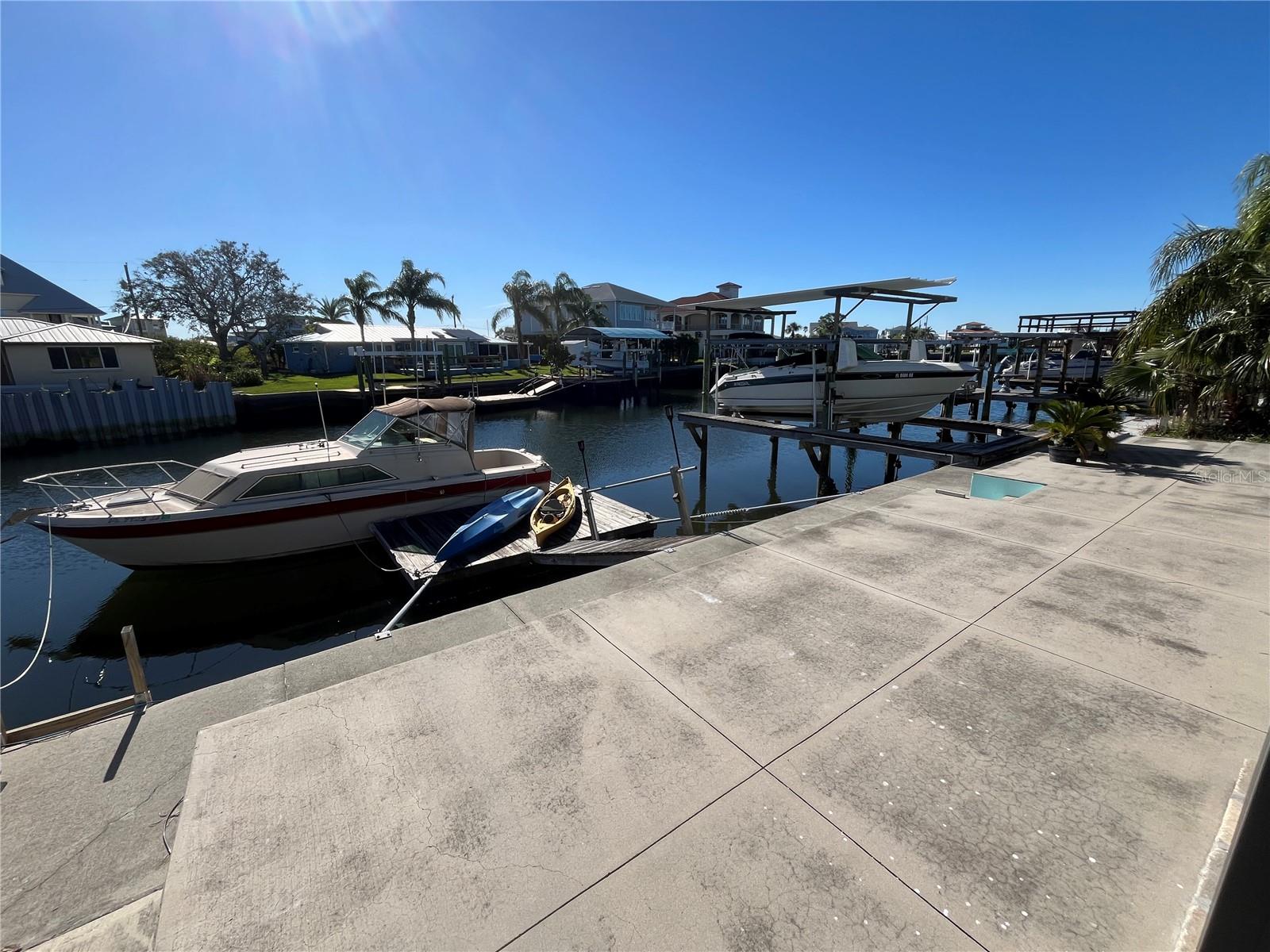 Covered boatlift & floating dock