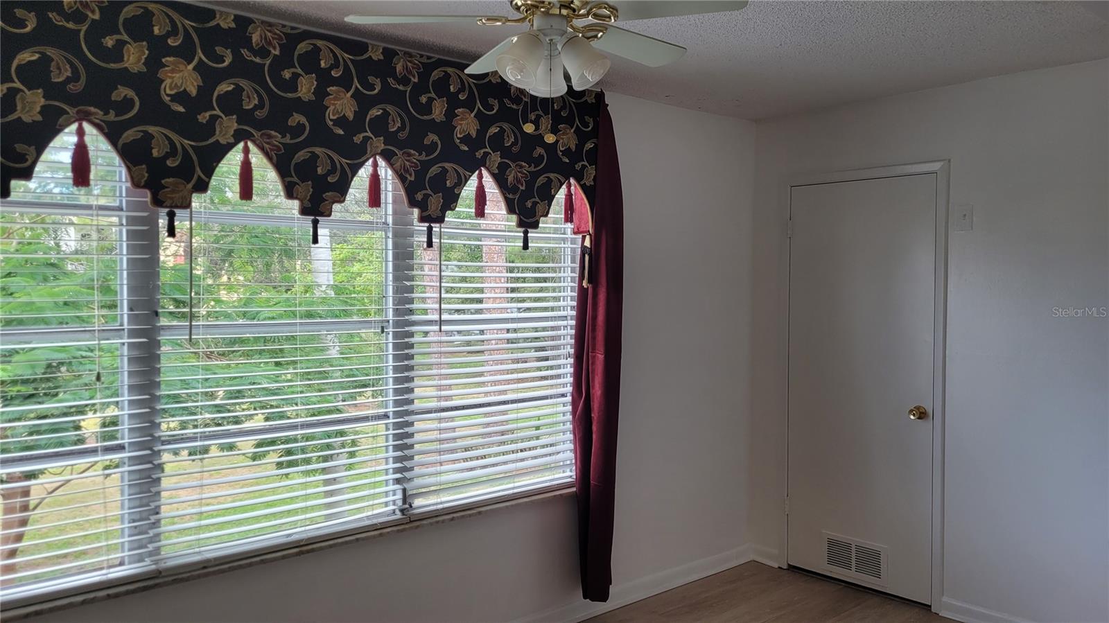 Sunny bonus room has closet storage