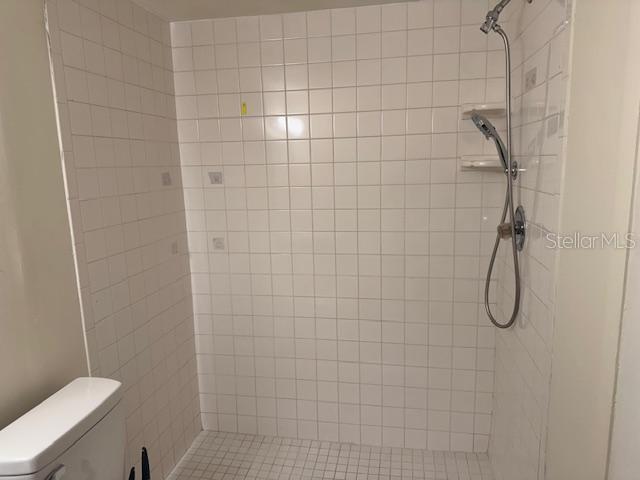 TB8352874