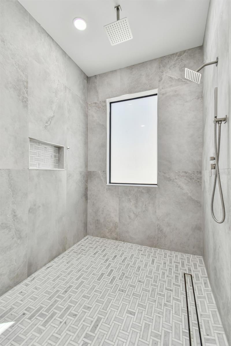 Primary En-Suite Bathroom - 6' x 6' shower