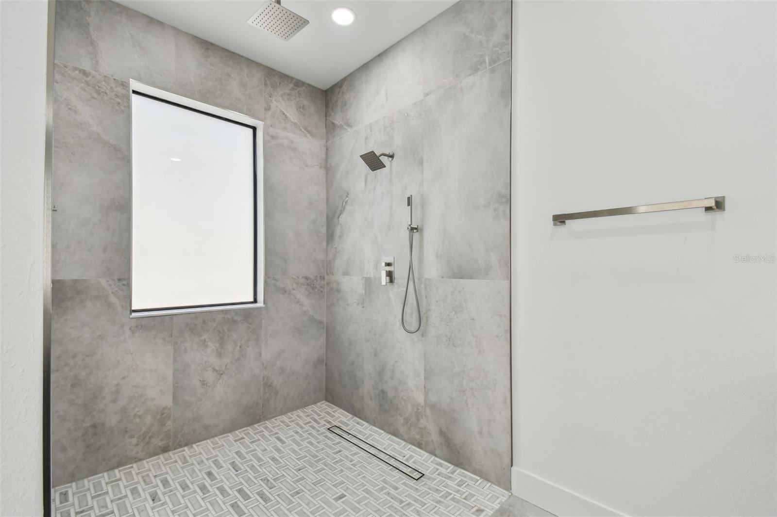 Primary En-Suite Bathroom - 6' x 6' shower