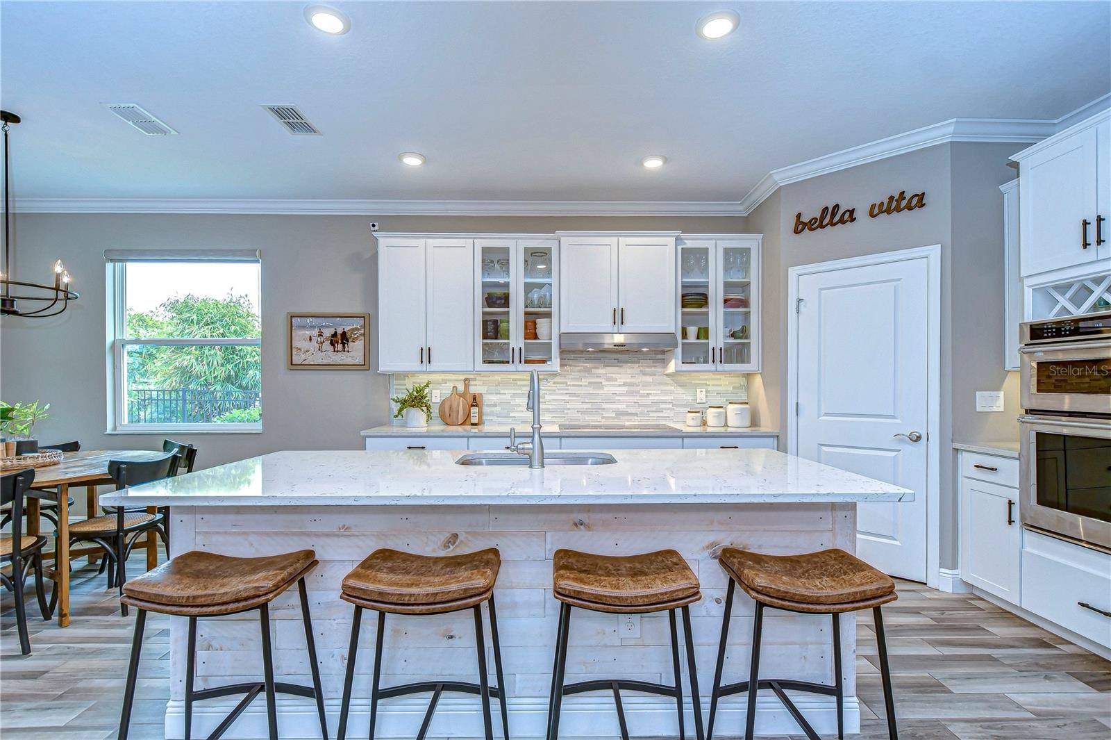 Perfect for both casual meals and hosting soirées, this space truly embodies "bella vita."