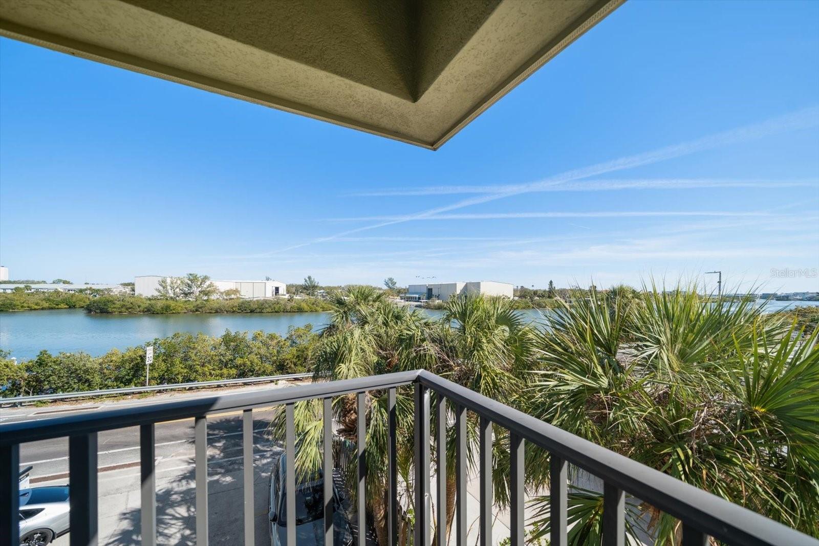 Long views of the intracoastal waterway where one can watch the boats go by and sun rises extraordinaire!