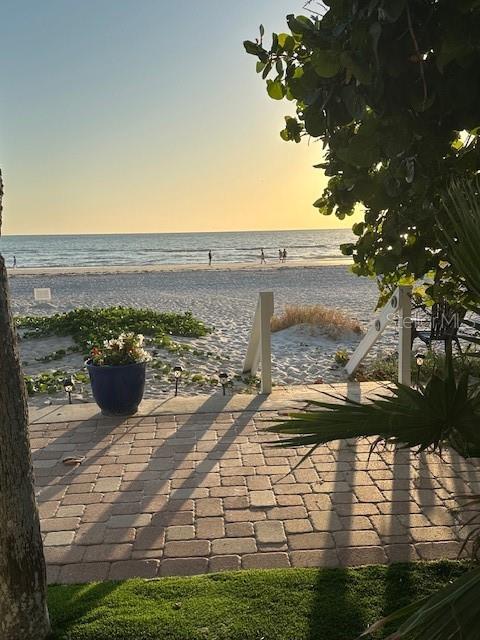 Imagine living beachside-carefree and relaxing!