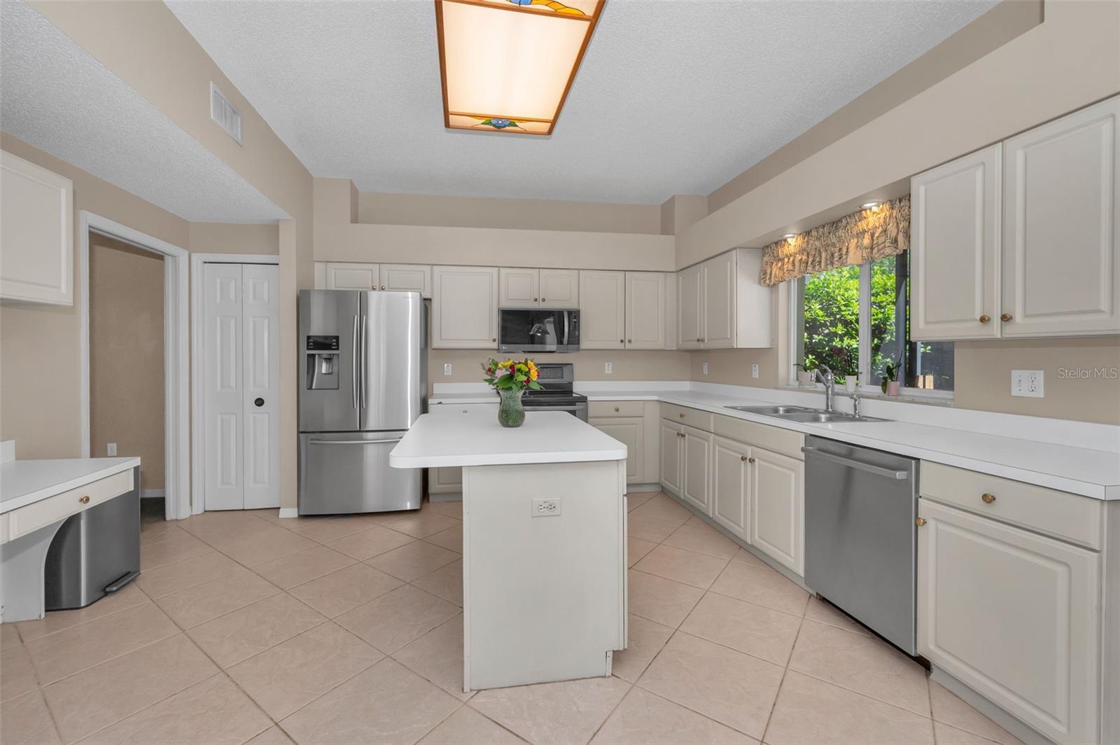 Kitchen w/newer appliances