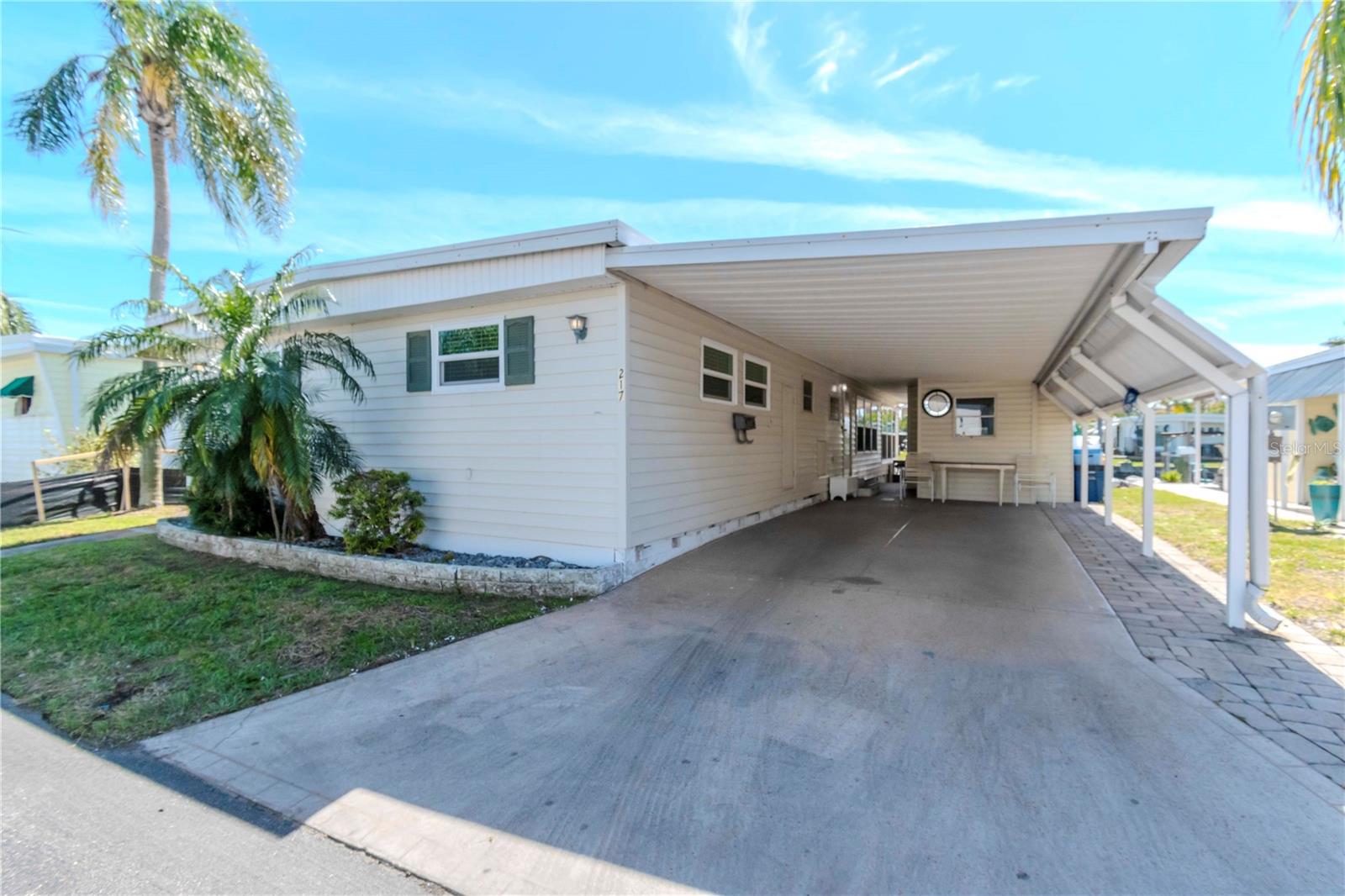 Large Carport w/kickout