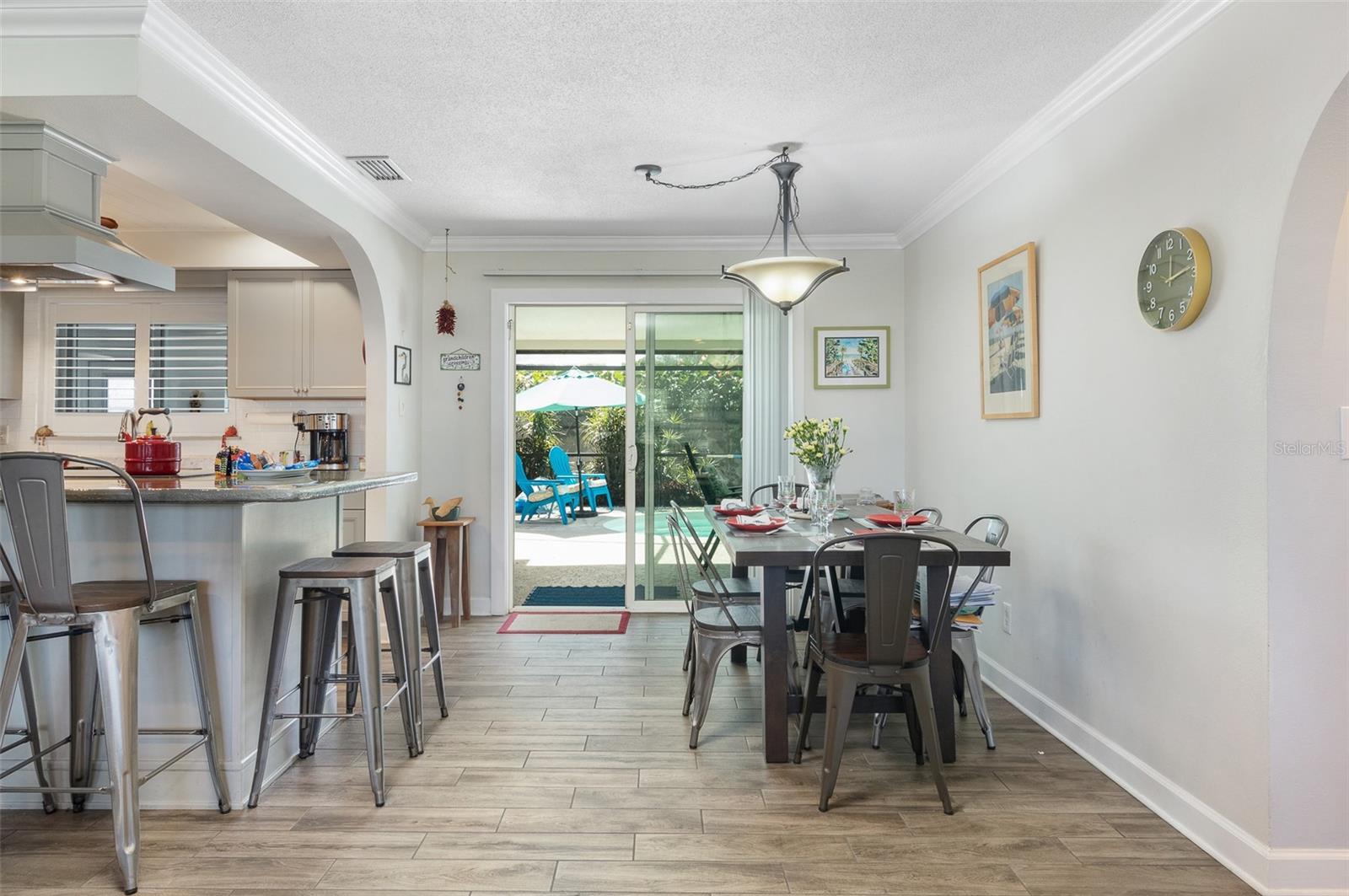 Eating Bar and Dining Area