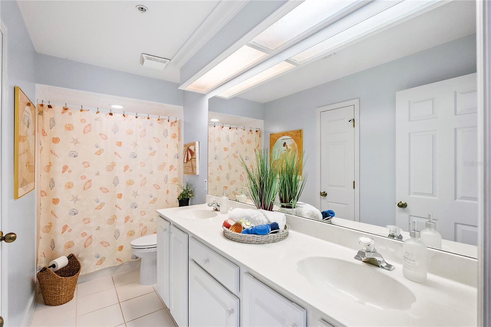 Guest bathroom with 2 vanities