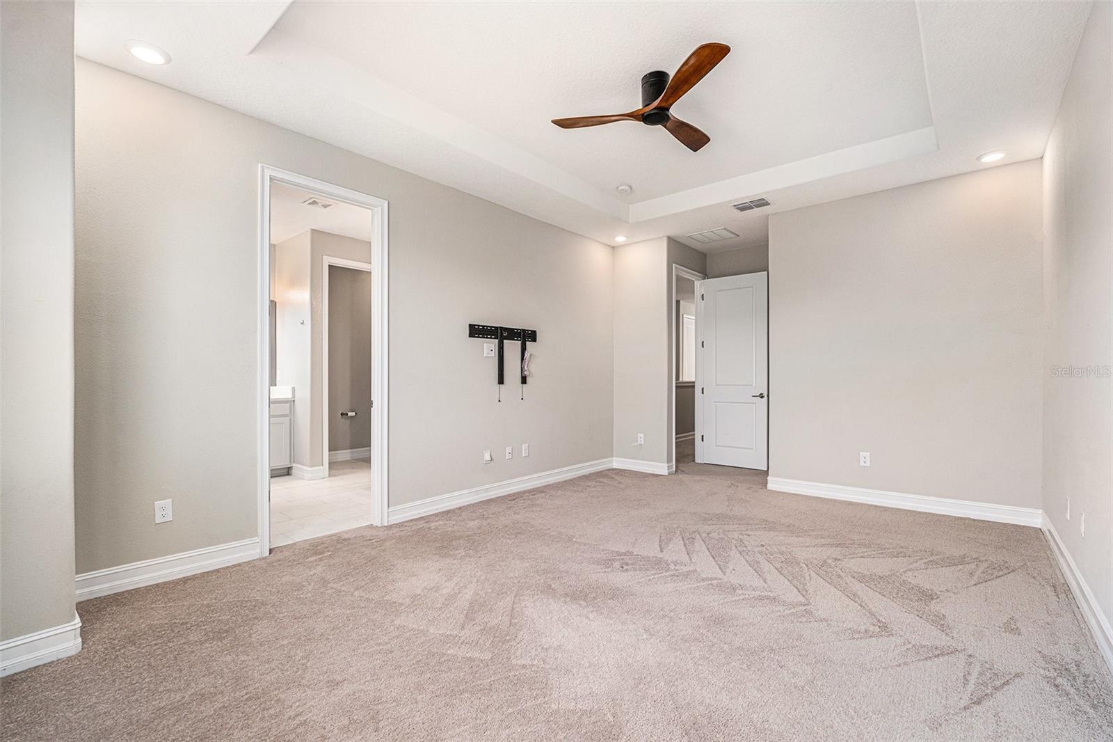 Primary bedroom w/en-suite bath