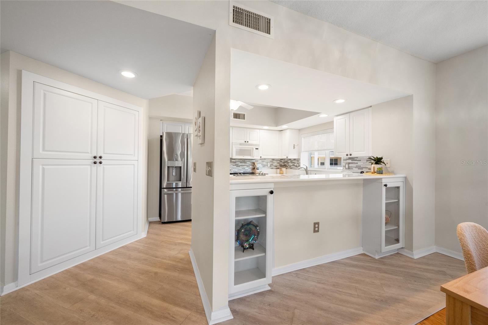 Kitchen - Light and Bright with Pantry