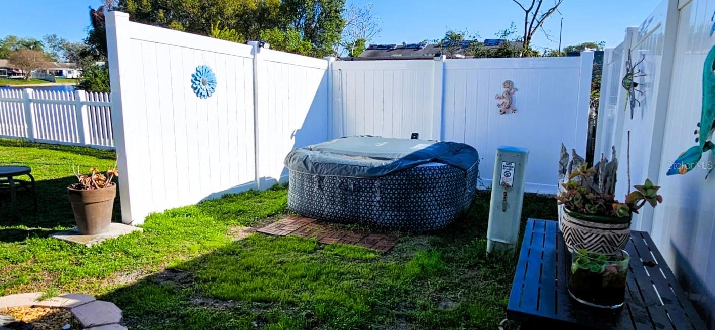 Secluded Jacuzzi area in teh back yard