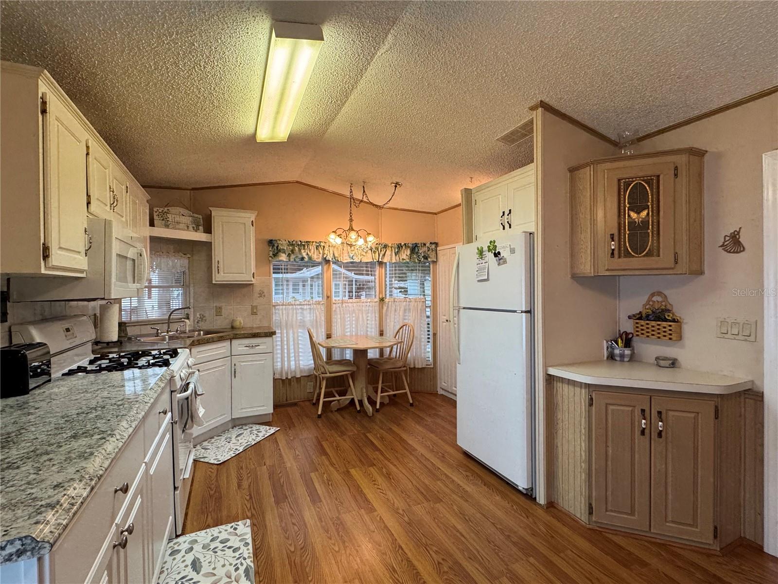 Kitchen & Breakfast nook