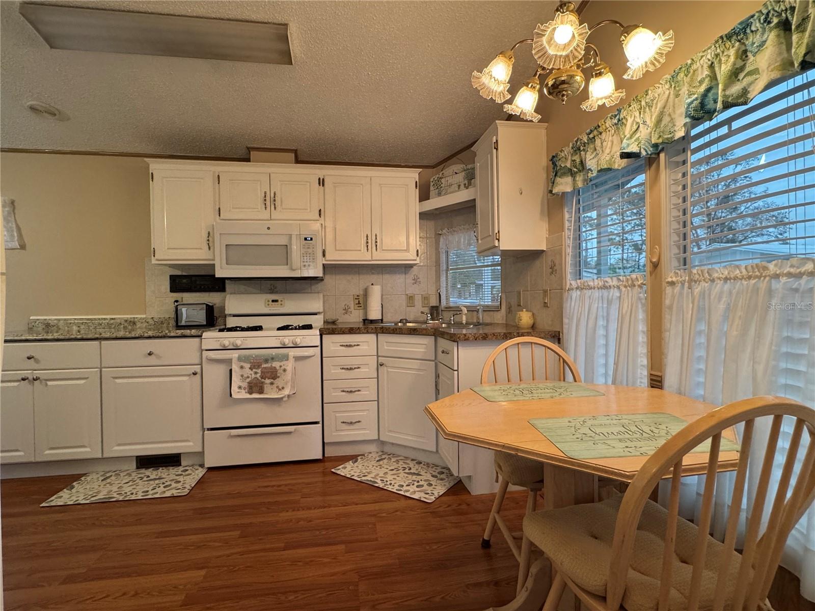 Kitchen & breakfast nook