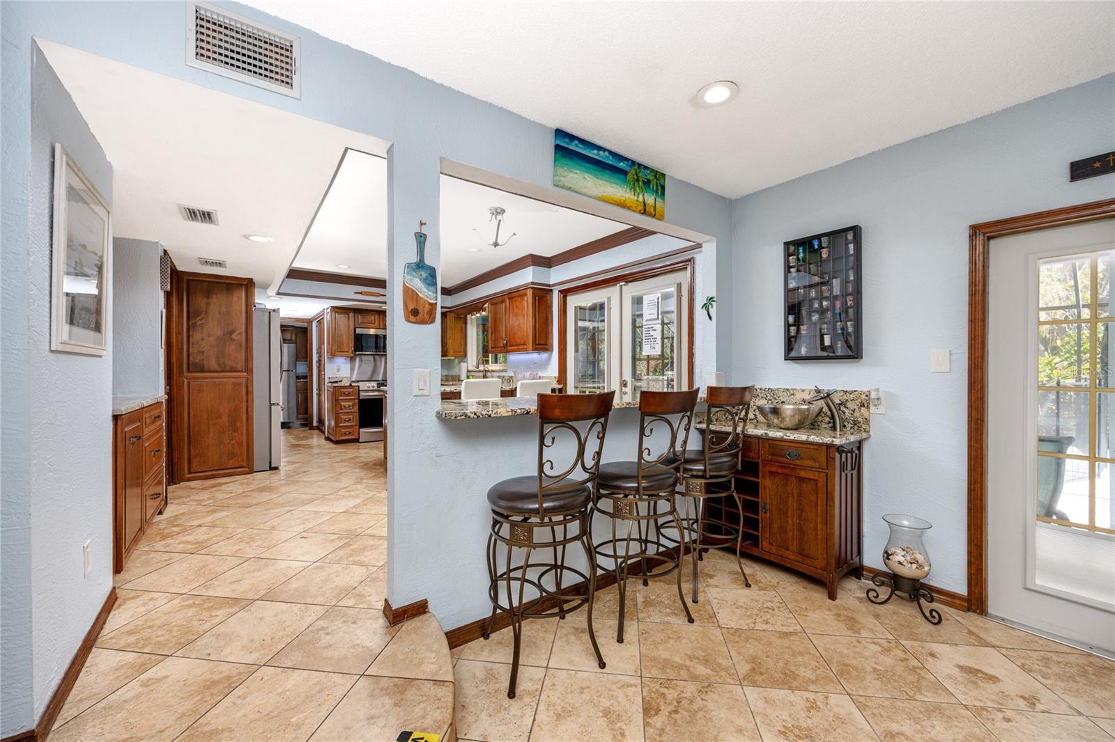 Breakfast bar in the kitchen