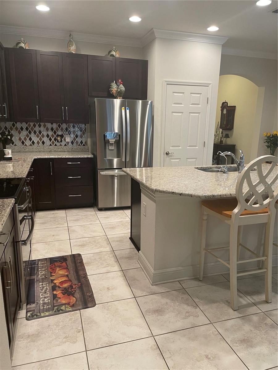 Kitchen side view of breakfast bar