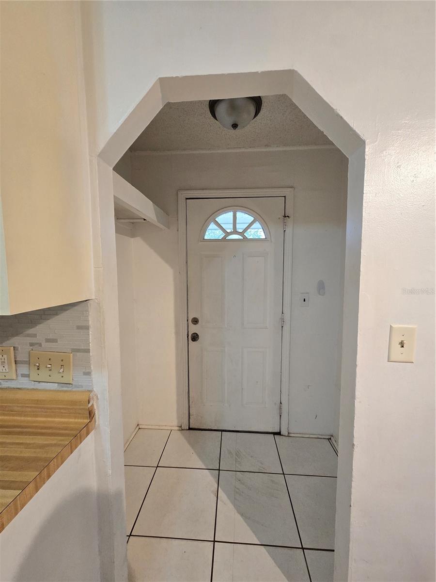 Cute Front Entry/Foyer