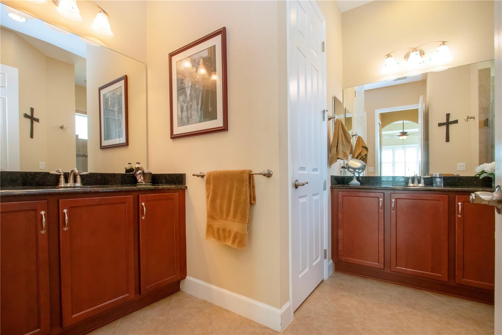 Primary bathroom - Dual Sinks, Private Water Closet