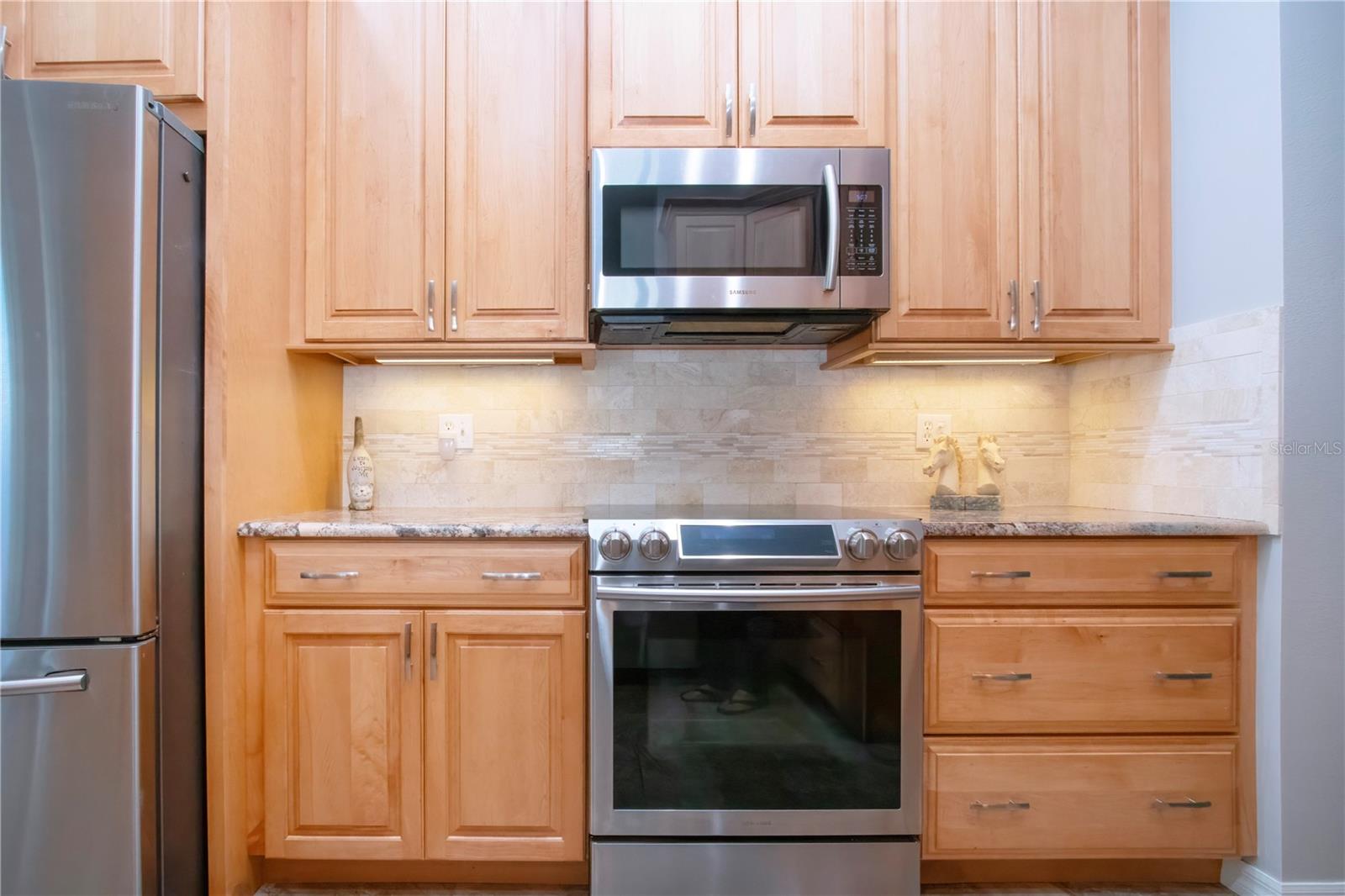 Upgraded 42"cabinets, Stainless appliances, Granite counters