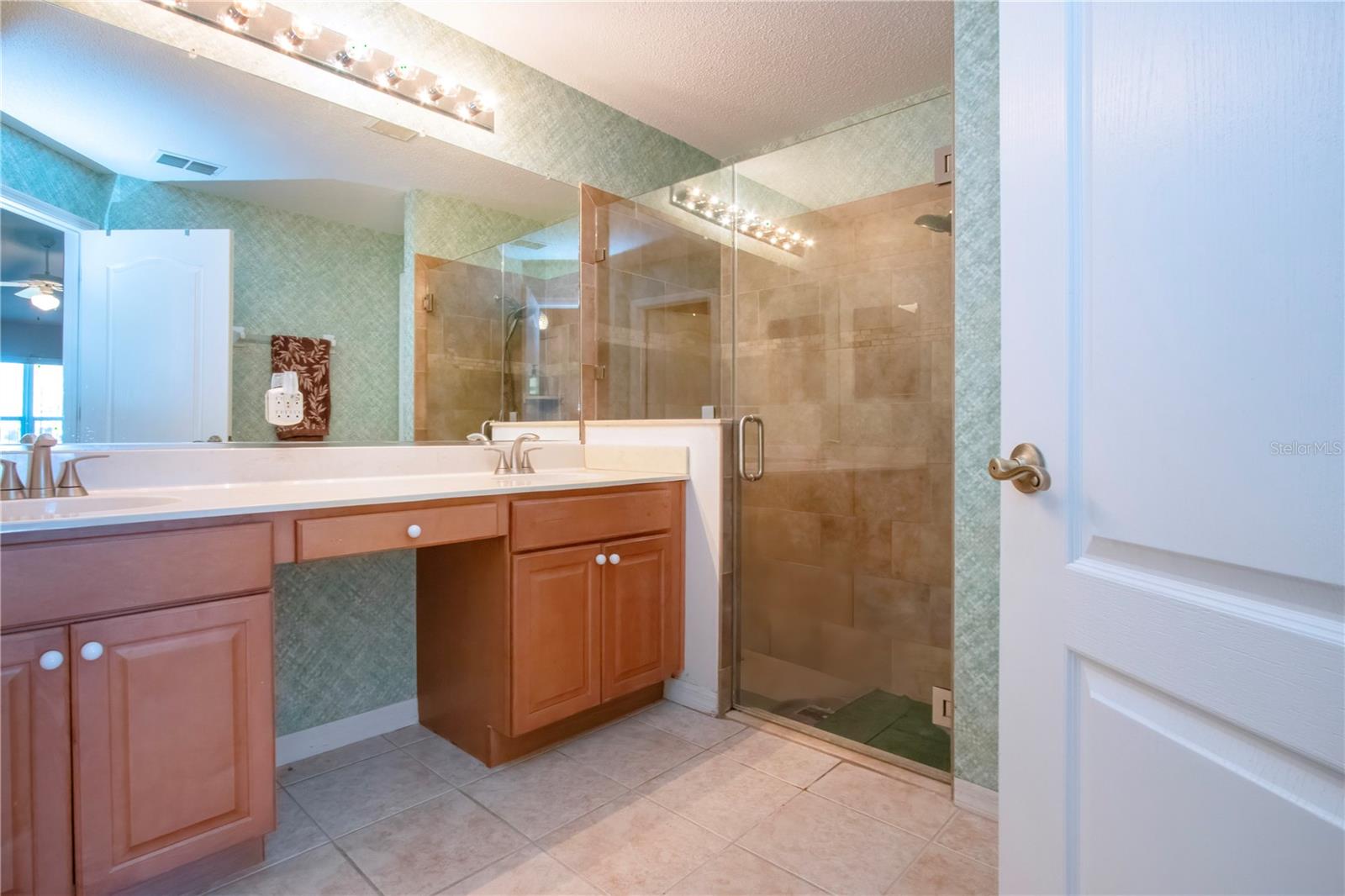 Walk in Shower & Dual sinks