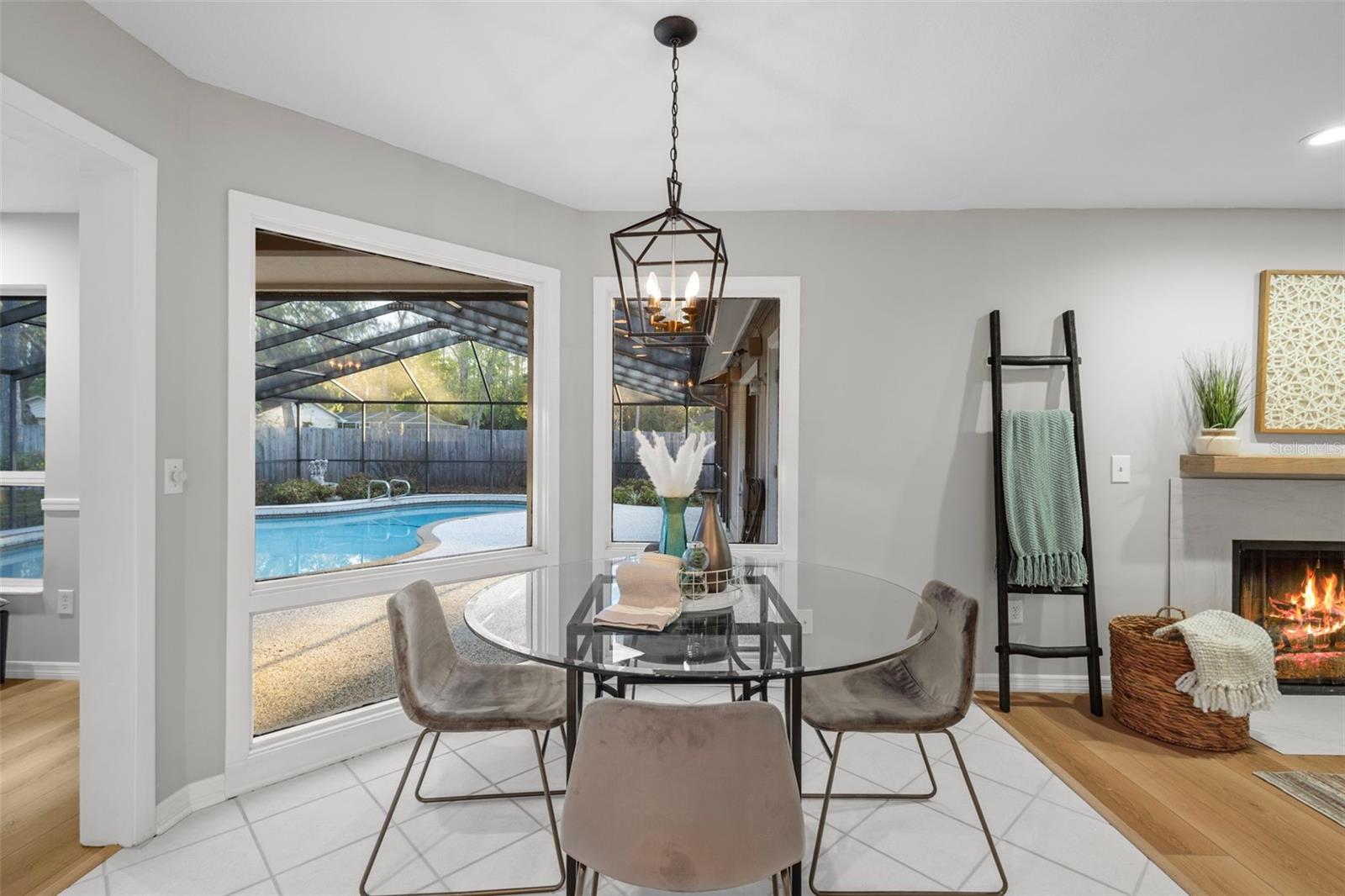 Eat-in area in kitchen overlooking pool