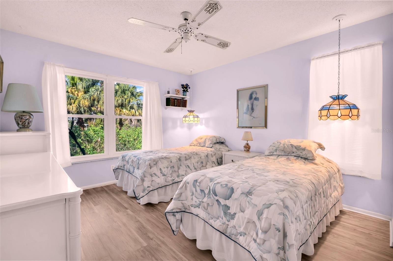 Light and bright guest room on the opposite side of the home~