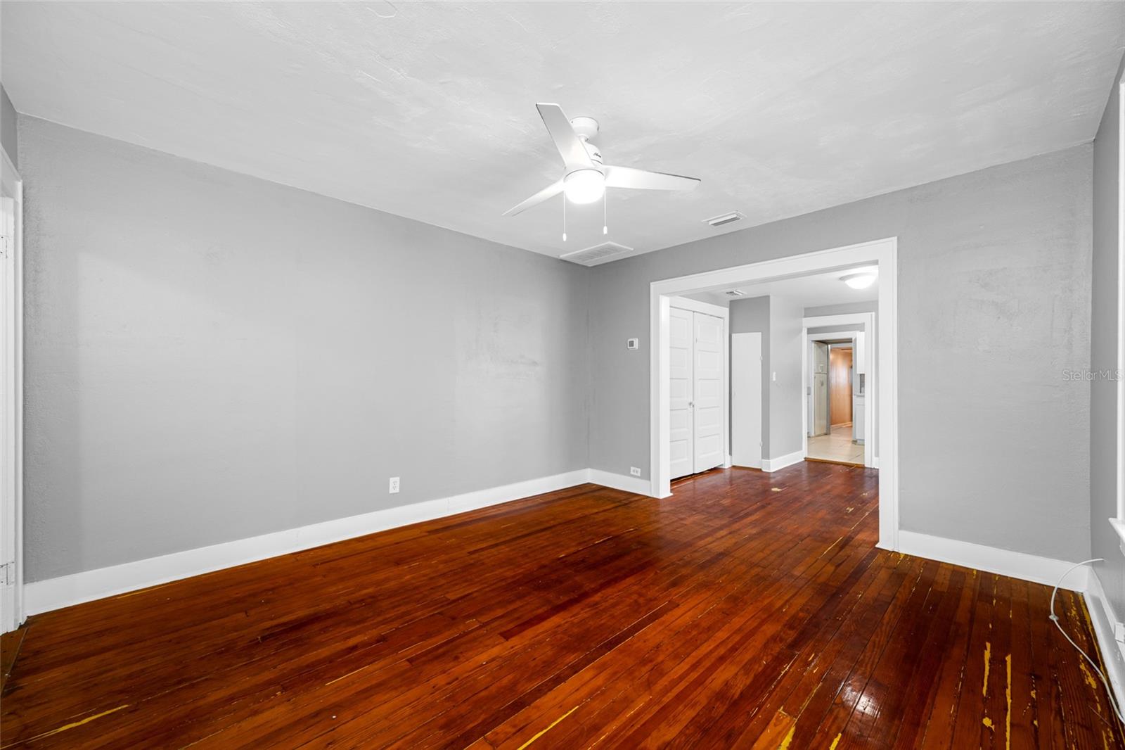 301 W WOODLAWN AVE, TAMPA, FL 33603 - Living room