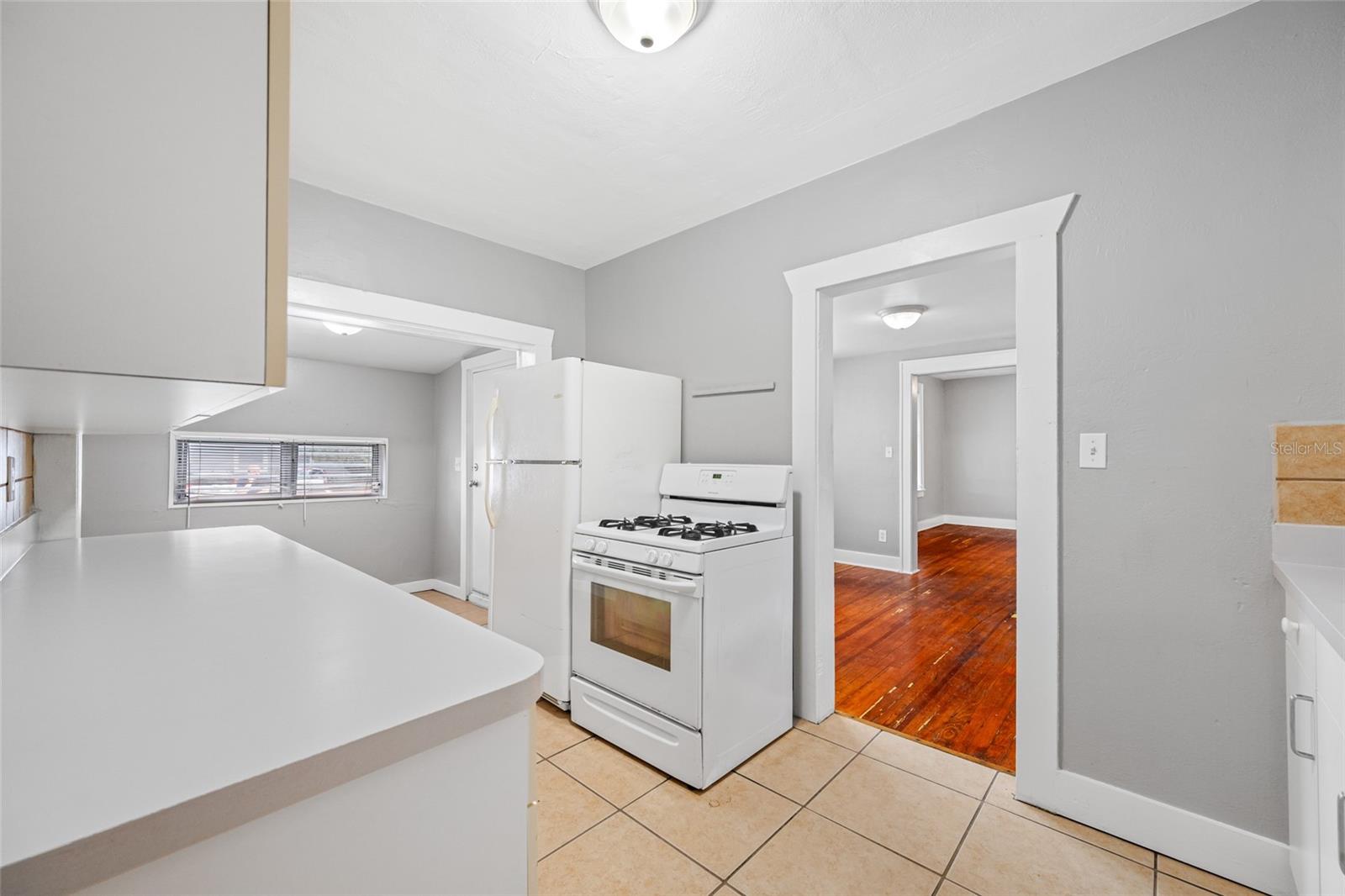 301 W WOODLAWN AVE, TAMPA, FL 33603 - Kitchen