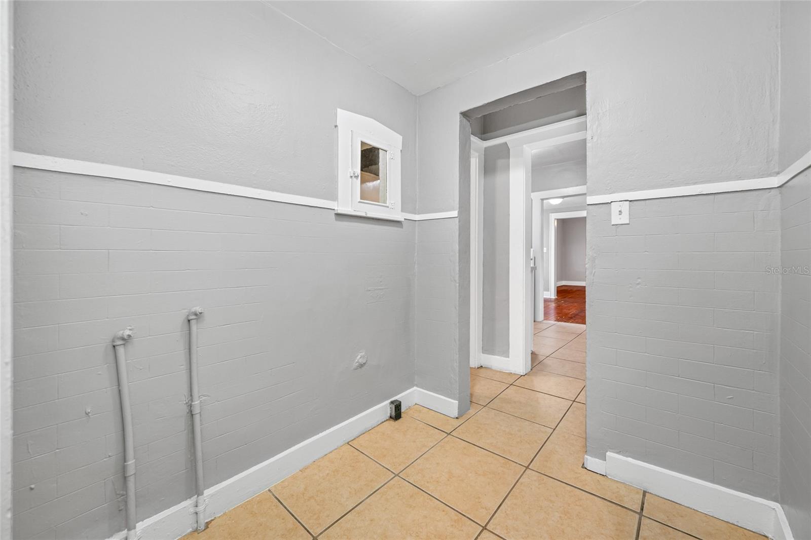 301 W WOODLAWN AVE, TAMPA, FL 33603 - Hallway