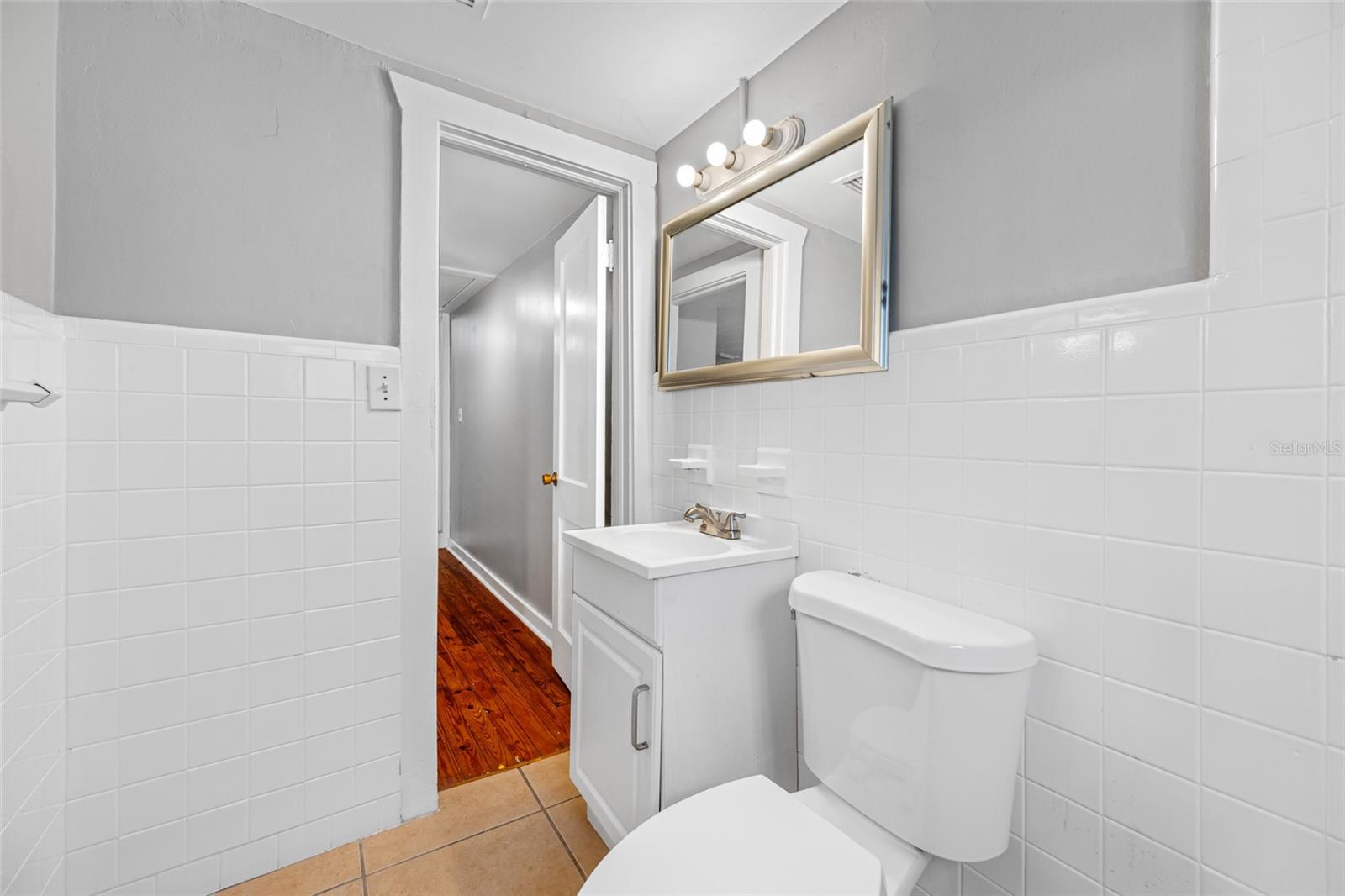 301 W WOODLAWN AVE, TAMPA, FL 33603 - bathroom